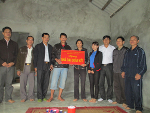 Bàn giao nhà Đại đoàn kết cho gia đình em Bùi Văn Thịnh (xã Tân Mỹ, huyện Lạc Sơn).
