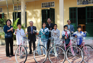 Đại diện Hội Khuyến học tỉnh trao tặng xe đạp cho các em học sinh.