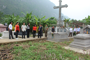 Các đại biểu thăm mô hình đồng thuận trong xây dựng nghĩa trang thôn Liên Sơn, xã Khoan Dụ.

