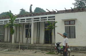 Từ nguồn vốn duy tu bảo dưỡng của chương trình 135 và đóng góp của nhân dân, nhà văn hoá xóm Lốc, xã Sơn Thuỷ (Kim Bôi) đang được sửa chữa nâng cấp lại phục vụ nhu cầu hội họp của nhân dân.