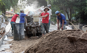 Từ nguồn vốn của Nhà nước, nhân dân xã Tòng Đậu (Mai Châu)  đóng góp công sức làm đường GTNT.