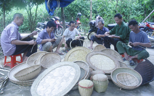 Xóm Đồng Mới, xã Dũng Phong (Cao Phong) phát triển, mở mang nghề mây - tre đan cải thiện thu nhập  cho người dân nông thôn.