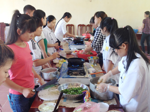 Trung tâm Dạy nghề huyện Đà Bắc phối hợp tổ chức lớp sơ cấp dạy nấu ăn với 25 học viên tham gia. 

