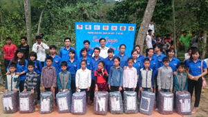Đoàn tình nguyện đã tặng 82 xuất quà cho học sinh và hộ gia đình có hoàn cảnh khó khăn trên địa bàn xã Văn Nghĩa.
