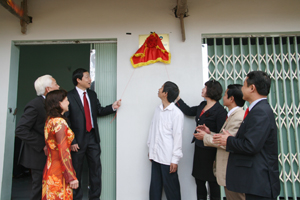 Ngân hàng TMCP Công thương tài trợ 30 triệu đồng xây nhà  cho gia đình anh Bùi Văn Nhây, xóm Dứng, xã Kim Truy (Kim Bôi).