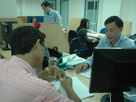 Doanh nghiệp làm thủ tục vay vốn tại Ngân hàng Việt Á.