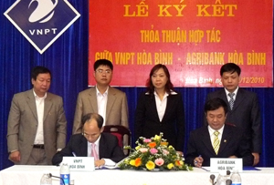 Lãnh đạo VNPT Hòa Bình và Agribank Hòa Bình ký kết thỏa thuận hợp tác.