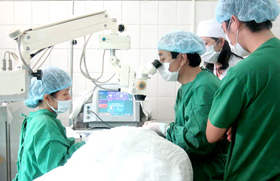 Các y, bác sĩ Viện Quân y 175 trong một ca phẫu thuật mắt miễn phí tại Bệnh viện 15 (thuộc Binh đoàn 15).
