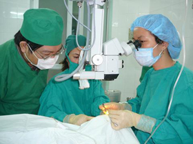 Cán bộ bệnh viện Mắt T.Ư luân phiên về hỗ trợ bệnh viện Đa khoa Tuyên Quang