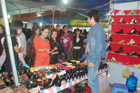 Hội chợ thương mại hàng tiêu dùng Hoà Bình năm 2010 thu hút nhiều khách hàng đến tham quan, mua sắm.