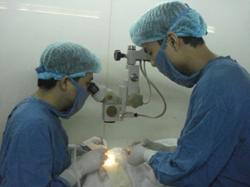 Các bác sĩ tiến hành mổ đục thủy tinh thể cho bệnh nhân