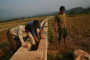 Dự án Giảm nghèo đã triển khai kiên cố hóa kênh mương nội đồng tại xóm Cun, xã Cun Pheo (Mai Châu), đáp ứng nhu cầu tưới tiêu cho trên 19 ha lúa 2 vụ và các loại cây màu.