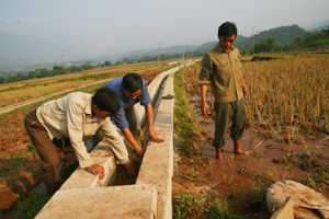 Dự án giảm nghèo đã triển khai kiên cố hóa kênh mương nội đồng tại xóm Cun, xã Cun Pheo (Mai Châu) được đầu tư gần 630 triệu đồng, đáp ứng nhu cầu tưới tiêu cho trên 17 ha lúa hai vụ và các loại cây màu.