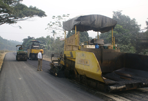 Đến ngày 24/12/2011, đã thảm nhựa trên 15 km từ ngã Ba Hàng Đồi đến địa phận xã Sào Báy (Kim Bôi).