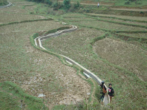 Công tình kênh mương ở xóm Đồi Cả, xã Mỹ Thành (Lạc Sơn) đã giúp bà con nâng cao hiệu quả canh tác đất giúp xói đói giảm nghèo ở đại phương.
