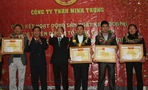 Lãnh đạo Công ty TNHH Minh Trung tặng giấy khen cho các đơn vị, có nhân trong công ty.