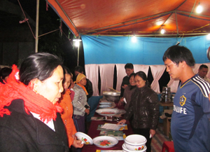 Nhân dân xã Cao Sơn mua sắm hàng Việt tại phiên chợ.
