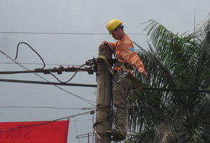 Công nhân Điện lực Cao Phong kiểm tra  đường dây hạ áp trên địa bàn thị trấn Cao Phong.