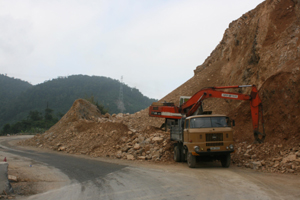 Nhà thầu triển khai thi công dự án kiên cố hóa khắc phục tình trạng sạt lở mái ta-luy tuyến quốc lộ 6 thuộc địa bàn xã Tòng Đậu (Mai Châu).