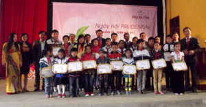 Tại ngày hội tri ân khách hàng, Prudential Việt Nam đã trao 20 suất học bổng trị giá 10 triệu đồng cho các em học sinh Mai Châu.