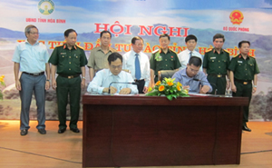 Các đồng chí lãnh đạo tỉnh chứng kiến Giám đốc Sở KH- ĐT và đại diện Công ty cổ phần đầu tư thương mại và dịch vụ quốc tế ký biên bản ghi nhớ về triển khai dự án trên địa bàn tỉnh tại hội nghị xúc tiến đầu tư do UBND tỉnh tổ chức tại Hà Nội (tháng 6/2012).