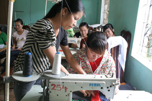 Xưởng may của Công ty May Việt - Hàn tại Tân Lạc dạy nghề và giải quyết việc làm cho lao động địa phương.