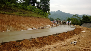 Xây dựng cứng hoá đường giao thông nông thôn trên địa bàn xã Lạc Sỹ (huyện Yên Thuỷ) bằng nguồn vốn Chương trình 135 giai đoạn II.