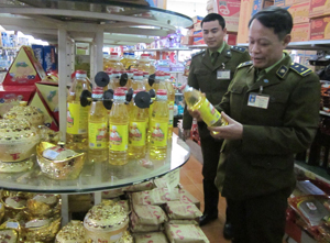 Lực lượng QLTT huyện Lạc Sơn kiểm tra việc chấp hành giá của các doanh nghiệp kinh doanh thương mại trên địa bàn thị trấn Vụ Bản.
