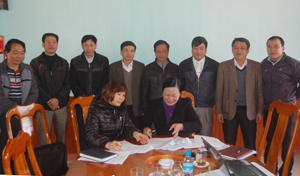 Lãnh đạo UBND huyện Yên Thủy và Công ty xuất nhập khẩu GS Việt Nam ký kết hợp đồng liên kết cung ứng giống, bao tiêu sản phẩm bí xanh vụ đông xuân 2013 - 2014.