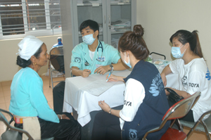 Các bác sĩ Hàn quốc khám và tư vấn cho bệnh nhân.

