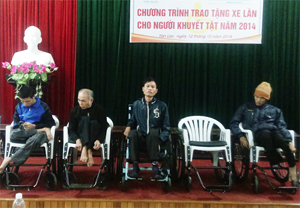 Hội trao xe lăn cho người tàn tật tại huyện Tân Lạc.