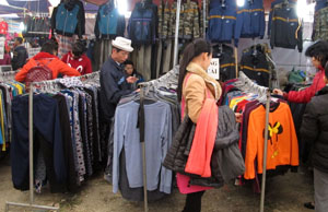 Người dân TPHB mua sắm tại Hội chợ thương mại Noel Hòa Bình 2014.