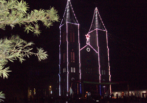 Quang cảnh Nhà thờ giáo xứ Hòa Bình trong đêm Giáng sinh.