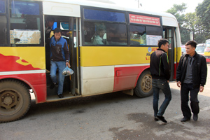 Tuyến buýt Hòa Bình – Lạc Sơn đã chủ động thực hiện giảm giá cước phù hợp với giảm giá nhiên liệu đầu vào, thỏa mãn lợi ích với người sử dụng dịch vụ vận tải.