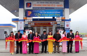 Các đồng chí lãnh đạo huyện Kim Bôi, Công ty Xăng dầu Hà Sơn Bình và các ngành chức năng cắt băng khai trương cửa hàng.