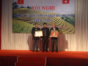 Đồng chí Nguyễn Văn Dũng, Phó Chủ tịch UBND tỉnh trao bằng khen cho 2 cá nhân có thành tích xuất sắc trong công tác quản lý, điều hành, thực hiện chương trình.

 

