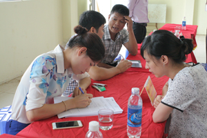 Sàn giao dịch việc làm huyện Cao Phong năm 2015 thu hút gần 300 người lao động tham gia.

