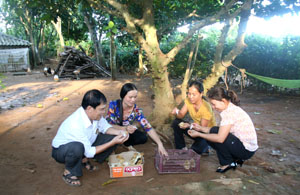 Các thành viên nhóm đồng sở thích xóm Bưng, xã Hương Nhượng (Lạc Sơn) trao đổi kinh nghiệm chăn nuôi gà.
