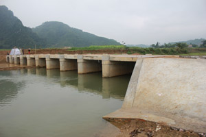Ngầm suối Ốc, xóm Cuôi đang thi công, dự kiến hoàn thiện trong năm 2016 đáp ứng nhu cầu lưu thông, phát triển KT-XH trên địa bàn xã Bình Sơn.