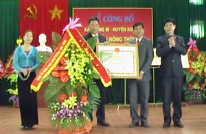 Đồng chí Nguyễn Văn Dũng, Phó Chủ tịch UBND tỉnh trao Bằng công nhận xã đạt chuẩn NTM cho lãnh đạo xã Trung Bì.
