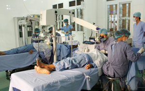 Phẫu thuật đục thủy tinh thể bằng phương pháp Faco  tại Trung tâm Phòng, chống bệnh xã hội tỉnh.
