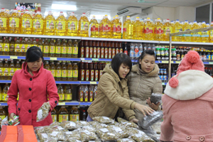 Người tiêu dùng thành phố Hòa Bình đến siêu thị để mua sắm dịp Giáng sinh và Tết Dương lịch.