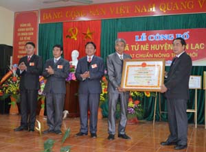 Đồng chí Nguyễn Văn Quang, Chủ tịch UBND tỉnh trao Bằng công nhận xã đạt chuẩn NTM cho xã Tử Nê.