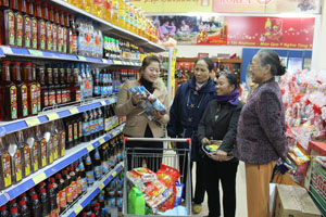 Người tiêu dùng đến mua hàng tại điểm bán hàng bình ổn giá  của Công ty CPTM Định Nhuận.