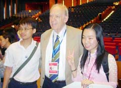 GS Friedman chụp ảnh với SV Việt Nam sau khai mạc IPhO 2008.