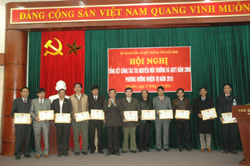 Lãnh đạo Sở TNMT tỉnh trao giấy khen cho các tập thể, cá nhân có thành tích xuất sắc trong năm 2009