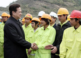 Thủ tướng Nguyễn Tấn Dũng với cán bộ, công nhân xây dựng nhà máy thủy điện Sơn La.