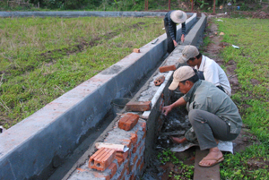 Tuyến mương xã Quy Hậu (Tân Lạc) đang được đầu tư, nâng cấp phục vụ điều tiết nước cho vụ chiêm xuân