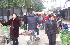 Thị trường hàng Tết thành phố Hoà Bình vào mùa sôi động