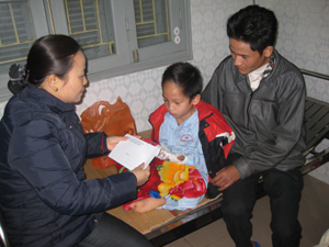 HCTĐ tỉnh trao quà cho cháu Bùi Văn Lâm, 7 tuổi dị tật bẩm sinh tại Bệnh viện Đa khoa tỉnh.